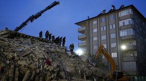 Τρεις άνθρωποι ανασύρθηκαν ζωντανοί 110 ώρες μετά τον σεισμό!