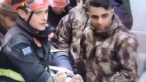 28 χρόνια μετά, ο γιος του διασώστη που έσωσε το παιδί από τα χαλάσματα του Αιγίου, σώζει ζωές!