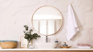 Το TikTok hack που κάνει τον καθαρισμό του καθρέφτη σας παιχνιδάκι