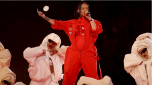 Super Bowl: Η Ριάνα εντυπωσίασε και ... αποκάλυψε τη δεύτερη εγκυμοσύνη της