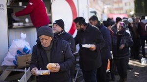 Νέα ανθρωπιστική βοήθεια από τον κινεζικό Ερυθρό Σταυρό έφθασε στη σεισμόπληκτη Συρία