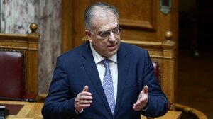 Βουλή: Τα «γαλλικά» Θεοδωρικάκου και Γερουλάνου - «Εχω ζήσει 20 χρόνια στο νοίκι - Είπες μαλ@@κία»