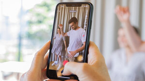 Το TikTok έχει ένα «κρυφό κουμπί» που κάνει viral όποιο βίντεο θέλει