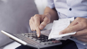 Ρυθμίσεις για χρέη προς το Δημόσιο: Πώς επιστρέφουν οι 72 και οι 120 δόσεις