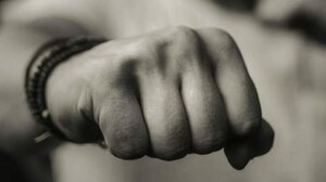 Απίστευτο...Με ρόπαλο και καμουτσίκι πατέρας και γιος χτύπησαν ανήλικους!