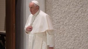 Ο πάπας Φραγκίσκος παραμένει στο νοσοκομείο