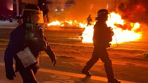 Γαλλία: Οδομαχίες μεταξύ αστυνομίας και διαδηλωτών για τρίτη νύχτα