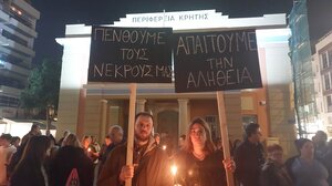 Βαριά και πένθιμη η ατμόσφαιρα στη σιωπηρή διαμαρτυρία στο Ηράκλειο