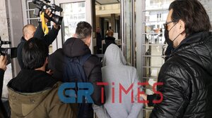 Προφυλακιστέος ο 62χρονος που κλειδώθηκε με τα παιδιά του σε ΙΧ και άνοιξε φιάλη υγραερίου