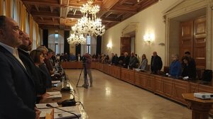 Ενός λεπτού σιγή στο Δημοτικό Συμβούλιο για τα θύματα της εθνικής τραγωδίας