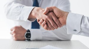 Τους "πουλούσε" έρωτα και επιχειρηματικά σχέδια και τους αποσπούσε χρήματα