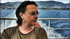 Γιάννης Κότσιρας: "Στο Κατάστρωμα Α μοιραζόμαστε ουσία με το κοινό"