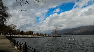 Ιωάννινα: Επιχειρηματίας έβαλε να πετάξουν στη λίμνη την έγκυο σύντροφό του!