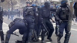 Διαδηλώσεις στη Γαλλία: Αστυνομικός πέφτει αναίσθητος από χτύπημα που δέχεται στο κεφάλι