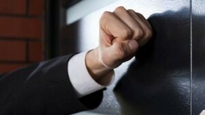 Καυγάδισαν και άρχισε να του πετά ... καρέκλες!