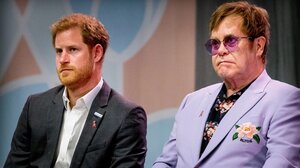 Ο πρίγκιπας Χάρι και ο Έλτον Τζον εμφανίστηκαν αιφνιδιαστικά στη δίκη του εκδότη της Daily Mail