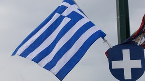 Στη μέση-μέση η εξέδρα των "επισήμων"