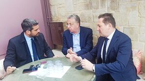 Συνάντηση Πέτσα, Αρναουτάκη, Σημανδηράκη για τοπικά θέματα στα Χανιά 