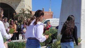 Λουλούδια από τα παιδιά του Δημ. Σχολείου Κολυμβαρίου για τα θύματα των Τεμπών