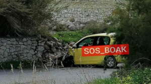 Αυτοκίνητο εξετράπη της πορείας του και γκρέμισε... τοιχίο