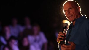 Γ. Βαρουφάκης: Βίντεο ντοκουμέντο από την εισβολή των δραστών στο εστιατόριο