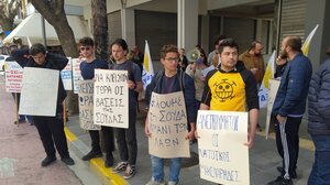 Παράσταση διαμαρτυρίας έξω από το Δημαρχείο Χανίων