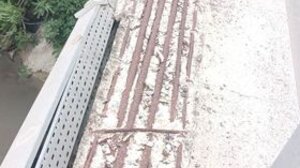 Κομμάτια τοίχου πέφτουν στον ποταμό!