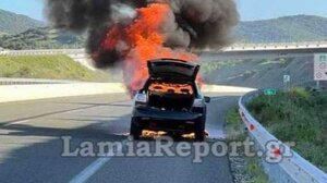 Φωτιά σε αυτοκίνητο με τρεις δημάρχους της Φθιώτιδας