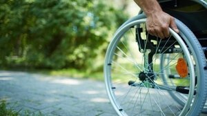 "Καμπανάκι" ανθρωπιάς: "Σεβαστείτε! Αύριο μπορεί εσείς να κινείστε με αμαξίδιο"