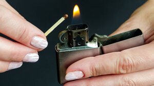 Άγιος Παντελεήμονας: "Έλουσε" με νέφτι τον σύζυγό της για να τον κάψει ζωντανό