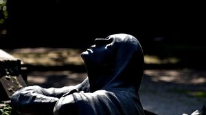 Βρέθηκε απαγχονισμένη μέσα στο σπίτι της 