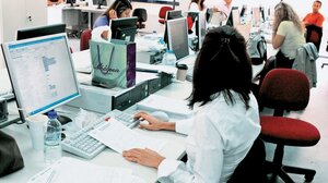 Μπαράζ παρεμβάσεων στο Δήμοσιο: Προσλήψεις, αμοιβές και μπόνους 15%