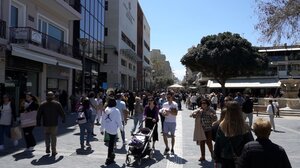 Πασχαλινές αγορές με... φειδώ - "Δεν βγαίνει ο λογαριασμός"! 