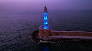 Στα μπλε, για τα παιδιά, ο Φάρος στο Ενετικό λιμάνι των Χανίων