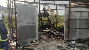 Παραδόθηκαν στις φλόγες αυτοκίνητο και αποθήκη