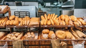 Η κρίση στα σιτηρά έφερε «βιαστικές» αυξήσεις στα άλευρα 