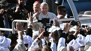 «Μην κλείνετε τις πόρτες στους ξένους και στους μετανάστες»