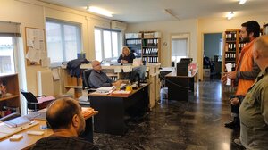 Παράσταση διαμαρτυρίας στην Επιθεώρηση Εργασίας από τους Οικοδόμους