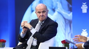 Louis de Guindos: Η Ευρώπη κατάφερε να αποφύγει την τεχνητή ύφεση