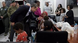 Mε τους διασωθέντες από το Σουδάν, συναντήθηκε ο Πρωθυπουργός