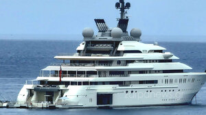 Μια χλιδάτη θαλαμηγός στο Ενετικό Λιμάνι των Χανίων