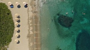 Παραλίες: "Έπεσαν" οι πρώτες "καμπάνες" για παρανομίες