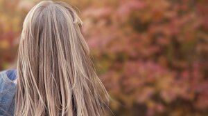 Όχι μόνο με χαμομήλι: 5 υλικά για να ανοίξεις φυσικά τα μαλλιά