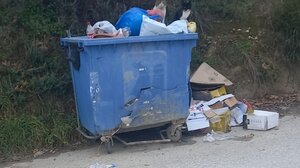 Μαζέψτε λίγο τα σκουπίδια!