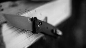 Τον έπιασαν με σουγιά!