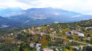 Ράπτης: Το χωριό που κατοικείται από μέλισσες- Εντυπωσιακές εικόνες από drone!