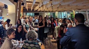 Ο Κωνσταντίνος Κεφαλογιάννης συνομιλεί με τις γυναίκες του Ηρακλείου