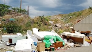 Σκουπιδότοπος στον δρόμο προς το Σίσι