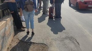 Κατεβάζουν τους επιβάτες από το λεωφορείο γιατί… δε χωράνε!