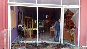 Καρδίτσα: Αυτοκίνητο μετά από τρελή πορεία "καρφώθηκε" σε κατάστημα